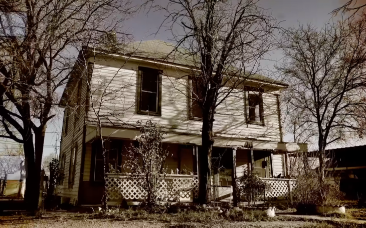 In the latest episode of The Paranormal Files, a YouTube series with over 1.3 million followers, investigators Colin Browen and Payton Pillay travel to San Angelo to explore what one local described simply as “an evil place.” The home — which the team claims had never been investigated before — is said to have a violent history involving drug overdoses, deaths, and rumored occult activity.