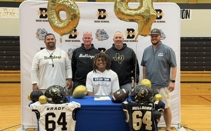 One of the Concho Valley’s top football players, Brady’s DeMarcus Reed, signed Wednesday to play for Howard Payne University.