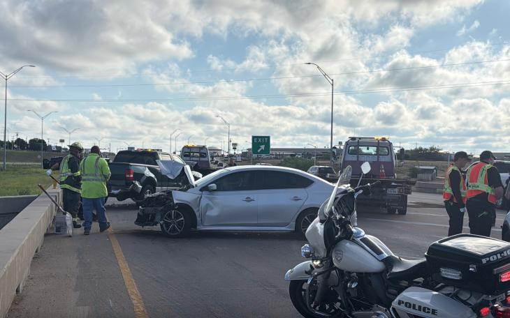 A crash involving at least three vehicles — all of which had to be towed — has closed eastbound traffic on the Houston Harte Expressway on Monday morning.