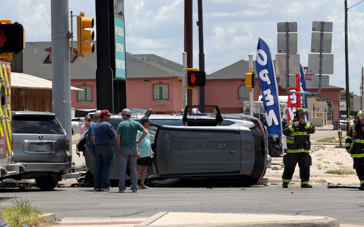 A rollover crash Tuesday afternoon has shut down traffic on North Bryant Boulevard.