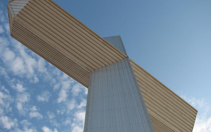 Looking up at the Ballinger Cross - Jim and Doris Studer Family (Questermark via Flickr)