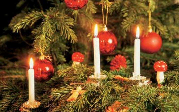 Traditionally, Christmas trees in Germany were covered in candles. (Photo courtesy of newsantique.com)