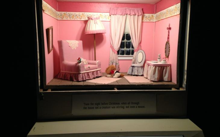 The first shadowbox: &quot;'Twas the night before Christmas...&quot; (LIVE! Photo/Joe Hyde)