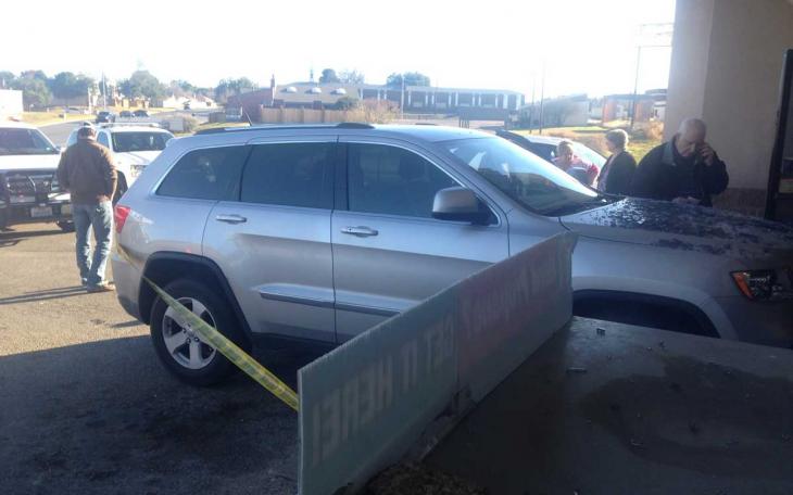 Jeep crashes through front doors of a 7-11 Convenience Store on Dec. 26, 2014. (LIVE! Photo/Shelby Hyde)