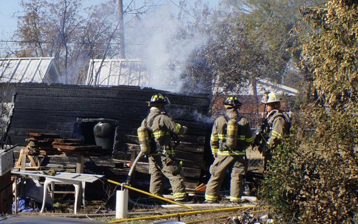 Structure fire on 44th Street on Nov. 25, 2014. (LIVE! Photo/John Basquez)