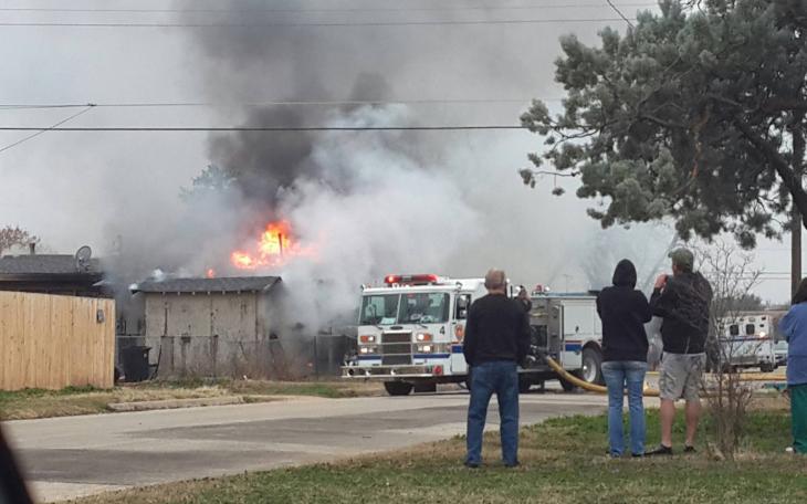 Onlookers of the fire on 200 block of Oakwood on Feb. 5, 2015. (Contrinuted/Amanda Gierisch)