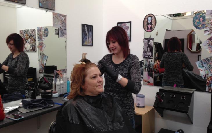 Amanda Henson adds a purple peek-a-boo streak to Diana Spieker's hair. (LIVE! Photo/Chelsea Reinhard)