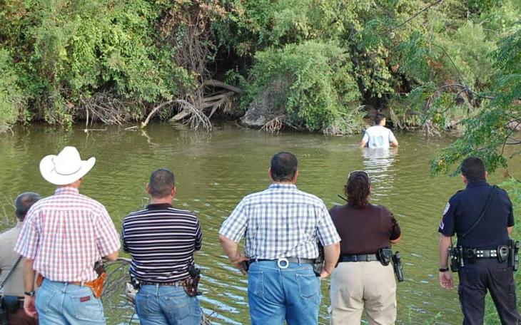 Game Warden, Tom Green County Sheriff's Deputies, and San Angelo police fish suspect out of the Concho River behind Central High School. (LIVE! Photo/Joe Hyde)