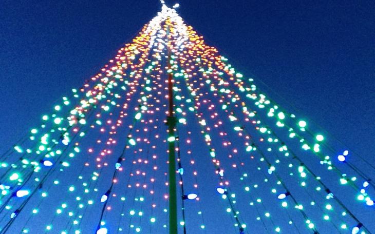 The community tree was lit on Saturday at dusk. (LIVE! Photo/Chelsea Reinhard)
