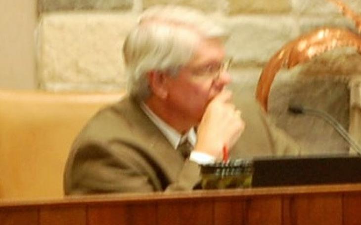 Councilman Don Vardeman makes his best case for moving money away from COSADC to pay for street repairs. (LIVE! Photo/Joe Hyde)