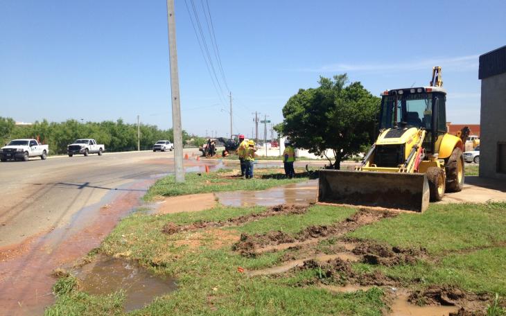 Water main line break in Southwest San Angelo. (LIVE! Photo/Chelsea Schmid)