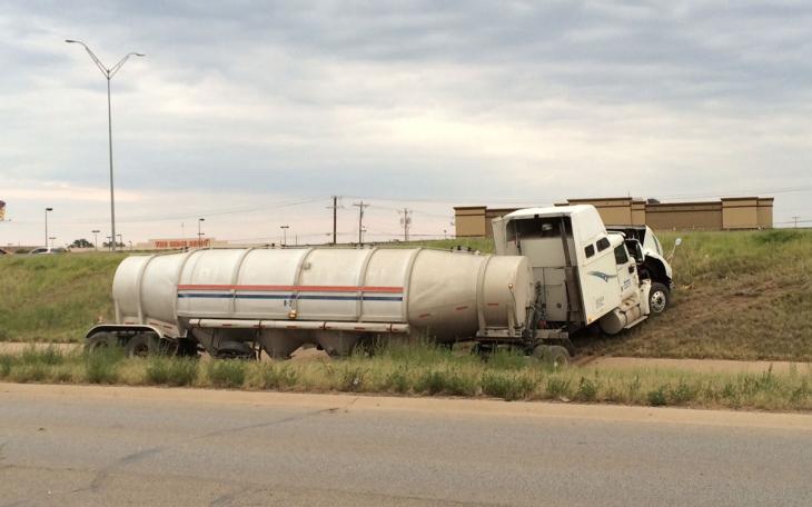Truck tractor hauling a semi-trailer experienced mechanical failure and crashes near Houston-Harte expressway. (LIVE! Photo/John Basquez)