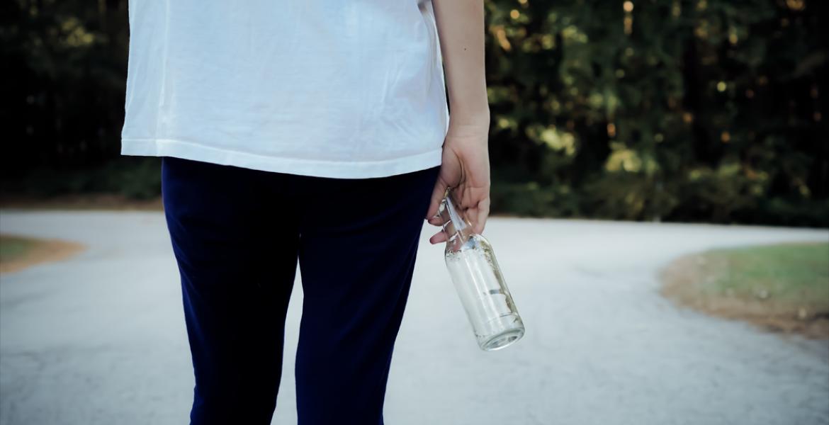 Teen Drinking | Deposit Photos