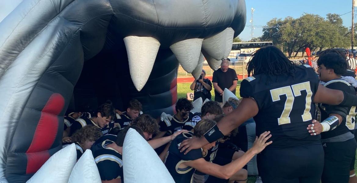 The Brady Bulldogs pray before the game against the Ozona Lions on Sept 12, 2025. The Brady Bulldogs pray before the game against the Ozona Lions on Sept 12, 2025.