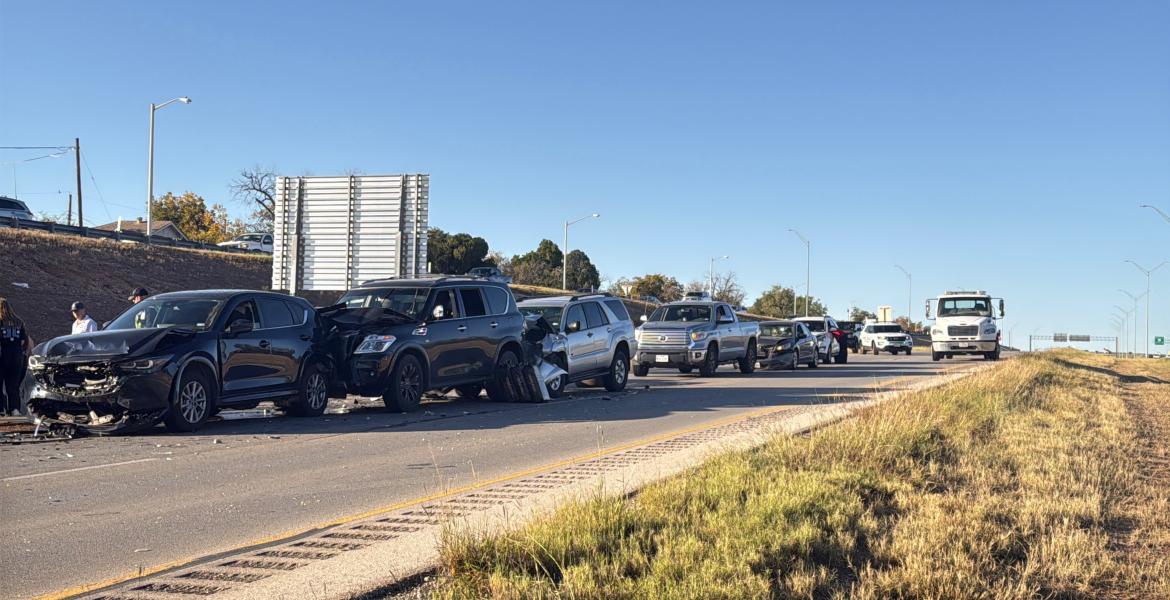 A crash involving at least six vehicles has shut down the Houston Harte Expressway on Friday morning.