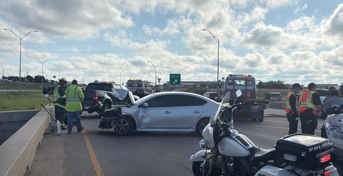 A crash involving at least three vehicles — all of which had to be towed — has closed eastbound traffic on the Houston Harte Expressway on Monday morning.