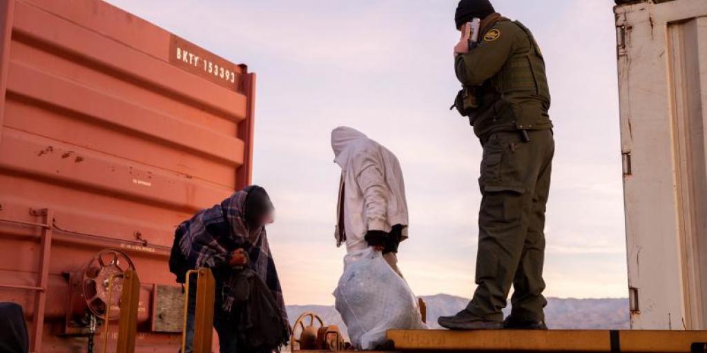 Dozens of Illegal Aliens Caught Aboard a Train Miles from the Border Inside the U.S. - Vimarsana News