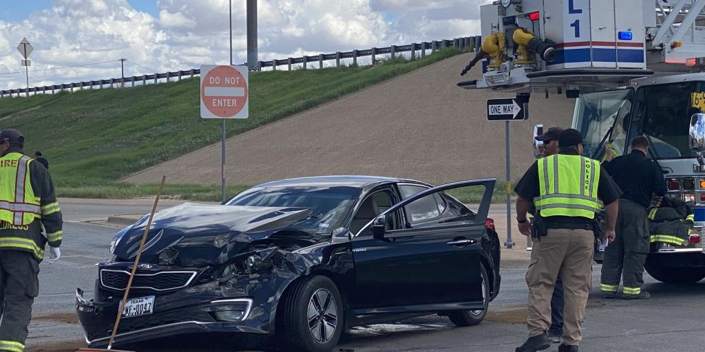 Crash at 7th & N. Chadbourne Injures 2 - Vimarsana News